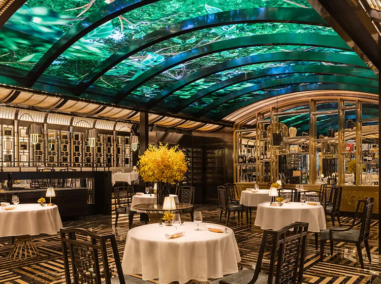 澳门高端餐厅内部环境，优雅的灯光和精致的餐桌布置